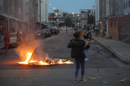 Vecinos de Villa Lugano incendiaron contenedores en protesta por el accionar de bandas narco en la zona