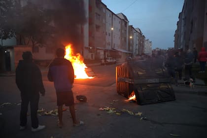 Vecinos de Villa Lugano incendiaron contenedores en protesta por el accionar de bandas narco en la zona