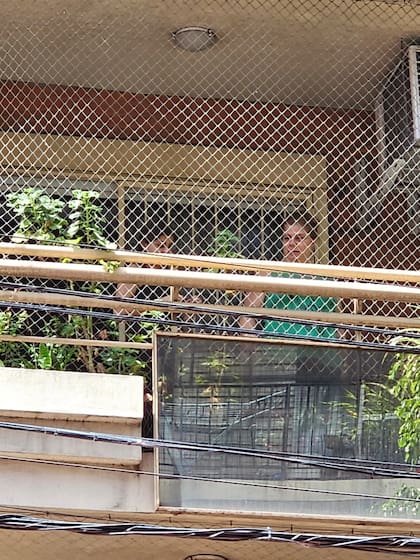 Vecinos del 2° piso del edificio de Bucarelli 2229, pasado el mediodía, seguían sin estar autorizados a irse de sus departamentos