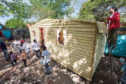 Vecinos del barrio Luchetti en plena construcción comunitaria