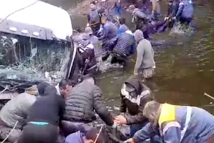 Vecinos del municipio de Mercedes aprovecharon el accidente de tránsito para faenar a los terneros que transportaba un camión sobre la Ruta 41