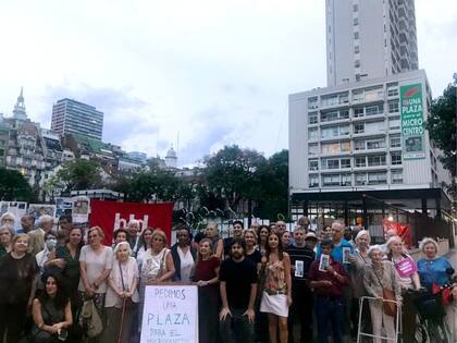 Vecinos e integrantes de Basta de Demoler durante un reclamo en junio de este año