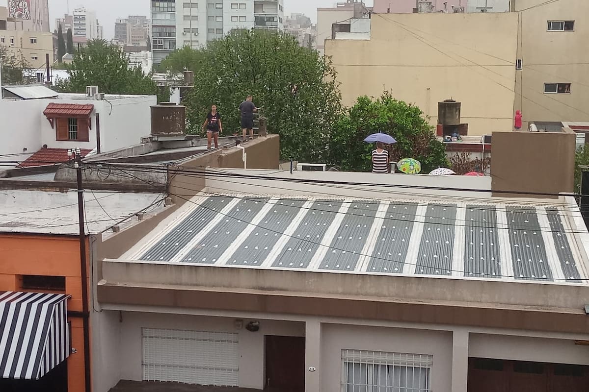 Vecinos en los techos de las casa, en una cuadra de Bahía Blanca