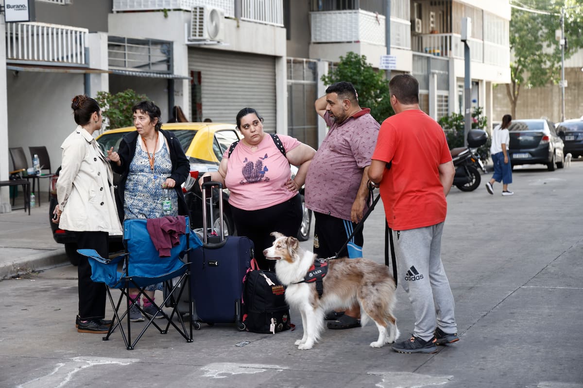 Vecinos evacuan las instalaciones de un complejo de edificios tras un derrumbe en Parque Patricios
.