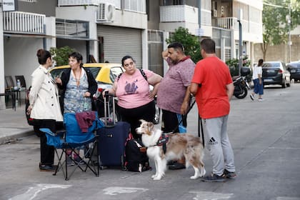 Vecinos evacuan las instalaciones de un complejo de edificios tras un derrumbe en Parque Patricios
.