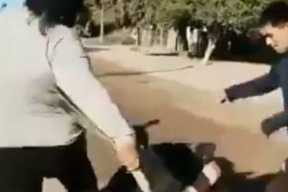 Vecinos linchan a joven por robo de garrafa y parlante