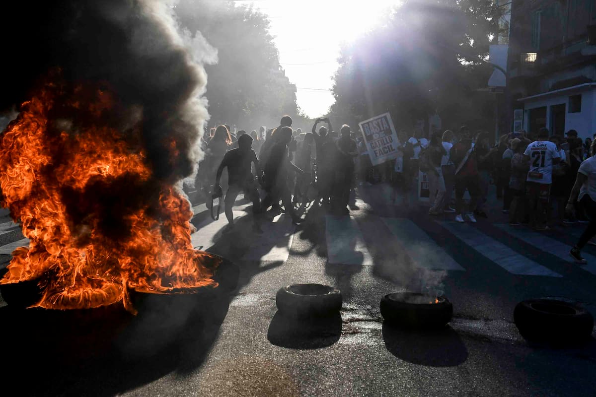Vecinos marchan hacia la comisaría de Barracas en protesta por la muerte de Lucas González
