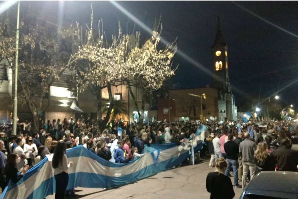 Vecinos organizaron un banderazo afuera de las instalaciones de Vicentin