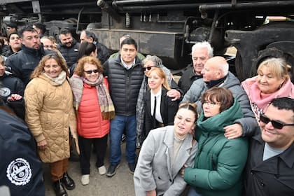 Vecinos pioneros de Jaramillo recibieron ayer un reconocimiento durante el acto en el que la comunidad recibió la locomotora