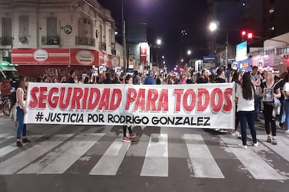 Vecinos presentes en la marcha por Rodrigo González