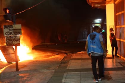 Vecinos protestan en Av. Alberdi y Lacarra debido a los cortes de luz en la zona