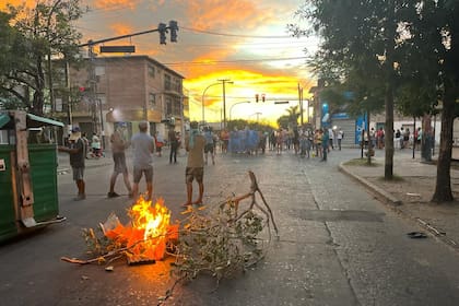 Vecinos protestan tras el asesinato de Máximo Geréz, de 12 años, en Rosario, el 7 de marzo de 2023