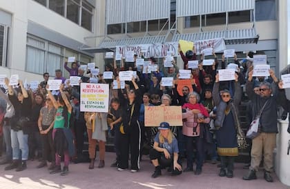 Vecinos protestaron frente al juzgado y armaron un "cordón" frente a la casa de la madre para que no se lleven a los niños.