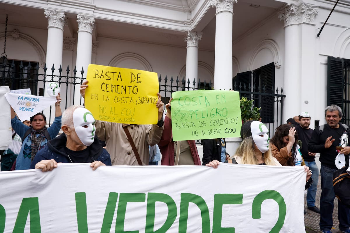 Vecinos reclamaron frente al Concejo Deliberante de San Isidro antes del inicio de la sesión
