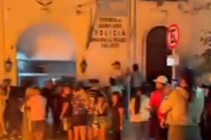 Vecinos se manifestaron frente a una comisaría de San Justo