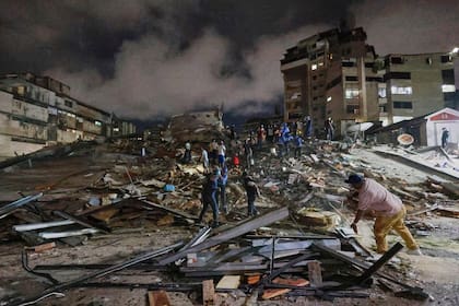 Vecinos se sumaron a los equipos de rescate para ayudar en la asistencia a damnificados