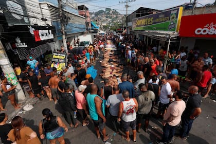 Vecinos trasladan decenas de cadáveres a una plaza de Penha tras la operación más sangrienta de la historia de Río