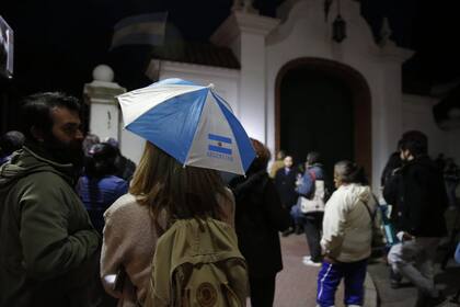 Vecinos y activisas Pro Vida se manifestaban esta tarde en la puerta de la quinta de Olivos