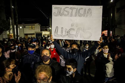 Vecinos y amigos del Lucas de 17 años, que fue asesinado en Quilmes, expresaron su dolor y advirtieron por el aumento de los robos en el llamado barrio Naval