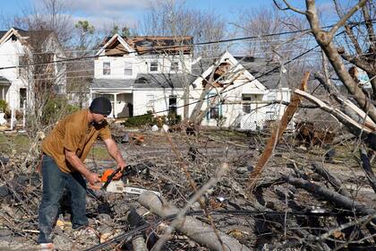 Vecinos y brigadistas de las áreas cercanas a Nashville, Tennessee, trabajan en recuperar la infraestructura de sus comunidades