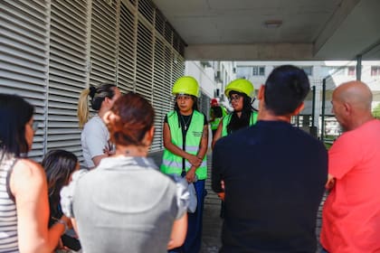 Vecinos y equipos en las inmediaciones de los edificios