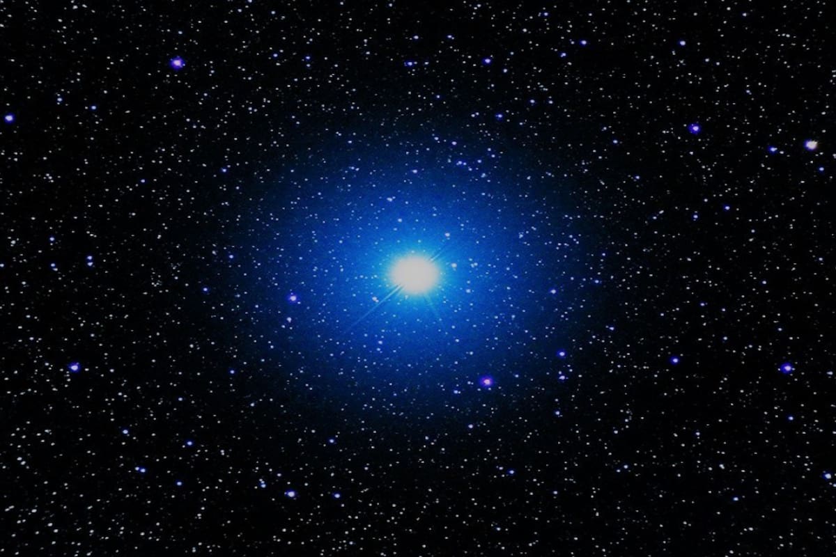 Vega es la quinta estrella más brillante, excluyendo el sol, que se puede ver desde la Tierra