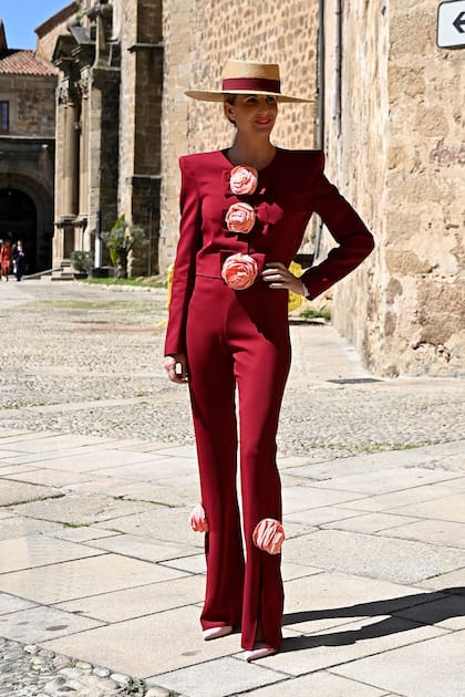 Vega Royo-Villanova, con traje de Jorge Redondo y sombrero de Mimoki.