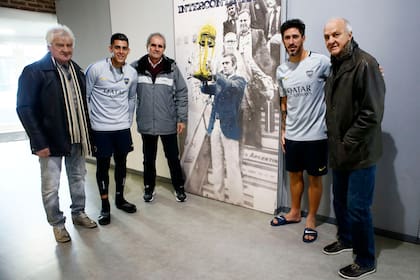 Ribolzi, Pavón, Zanabria, Pablo Pérez y Veglio, junto al mural que recuerda la épica consagración mundial de Boca en 1978