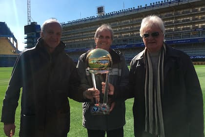 Veglio, Zanabria y Ribolzi posan en la Bombonera con la Copa Intercontinental que ganaron en 1978