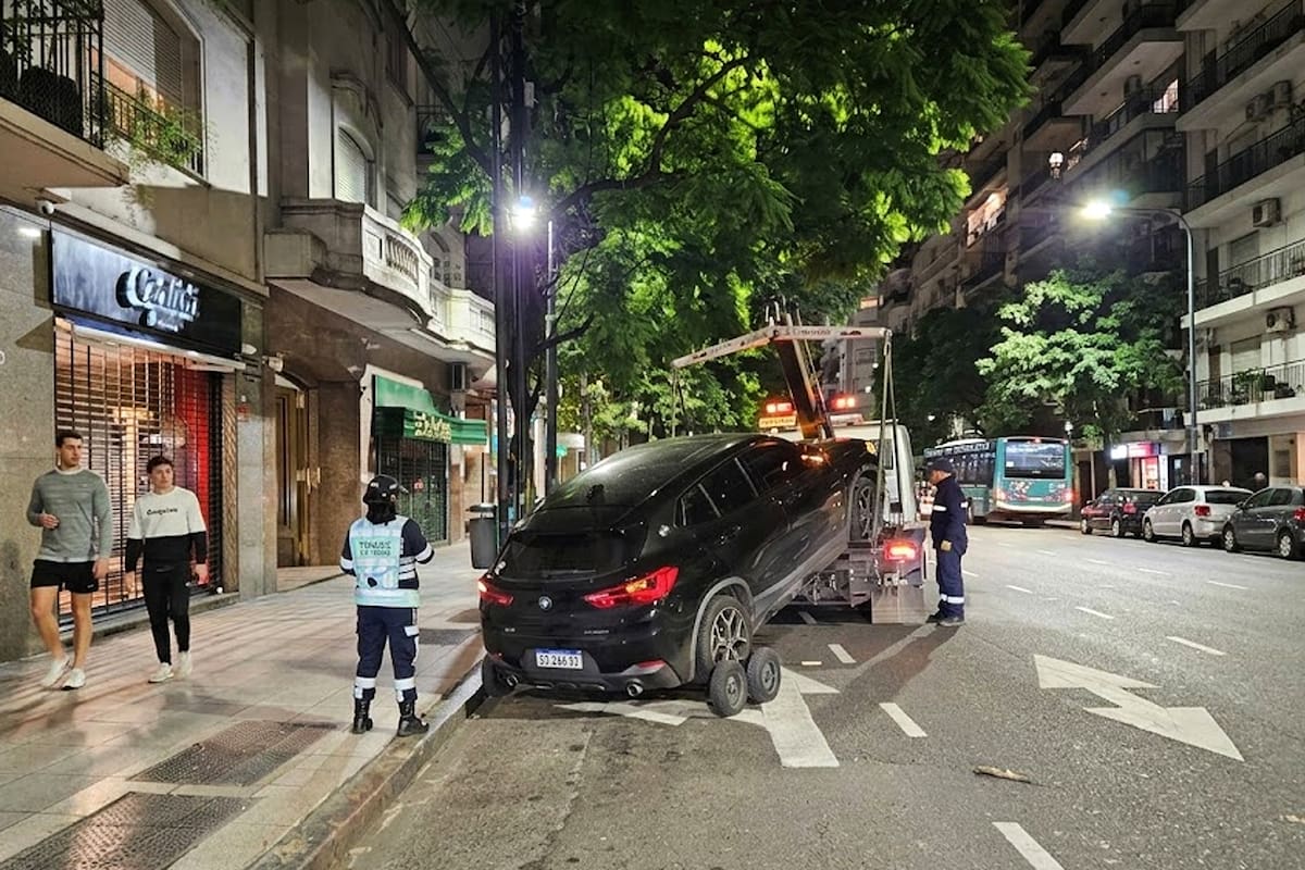Vehículo acarreado sobre la avenida Callao