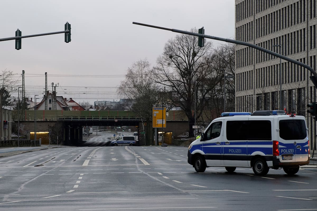 Vehículo de emergencia de la policía de Göttingen cerca de una de las rutas de acceso al área de evacuación.