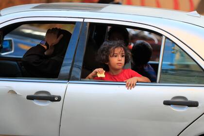 Vehículos atorados en el tráfico mientras los residentes huyen de los poblados del sur de Líbano ante la ofensiva aérea de Israel, el lunes 23 de septiembre de 2024, en Sidón, Líbano. (AP Foto/Mohammed Zaatari)