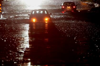 Vehículos avanzan en una carretera inundada el miércoles 1 de septiembre de 2021 en Bulter Are, en el condado Montgomery de Pensilvania. (Charles Fox/The Philadelphia Inquirer vía AP)