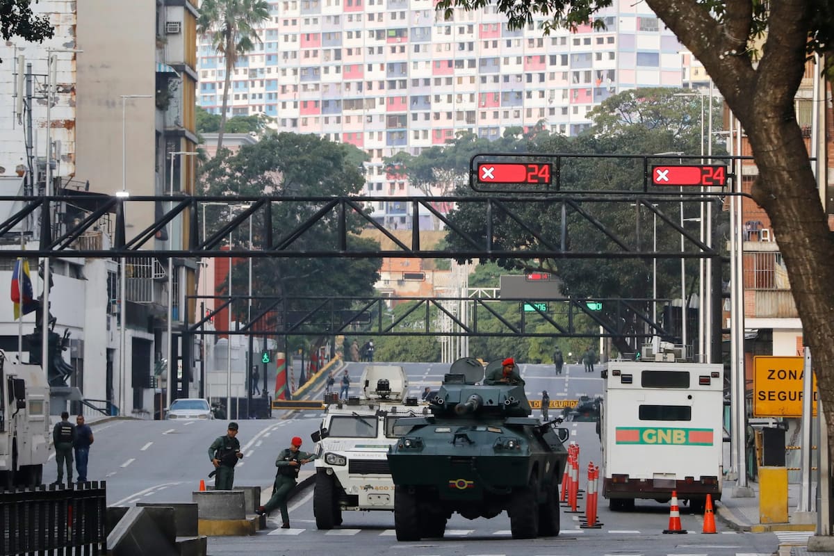 Vehículos blindados de la Guardia Nacional bloquean una avenida que conduce al palacio presidencial de Miraflores, en Caracas, Venezuela, el sábado 3 de enero de 2026