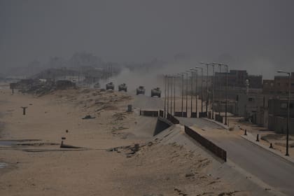 Vehículos blindados israelíes avanzan en Deir al Balah, Franja de Gaza