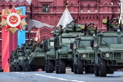 Vehículos blindados militares rusos circulan durante un ensayo del desfile del Día de la Victoria en la Plaza Roja de Moscú, Rusia. (AP/Alexander Zemlianichenko)