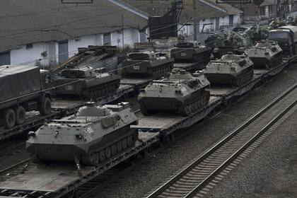 Vehículos blindados rusos cargados en material rodante en una estación de tren el 23 de febrero en la región rusa de Rostov-on-Don, cerca de la frontera con Ucrania. (ASSOCIATED PRESS)
