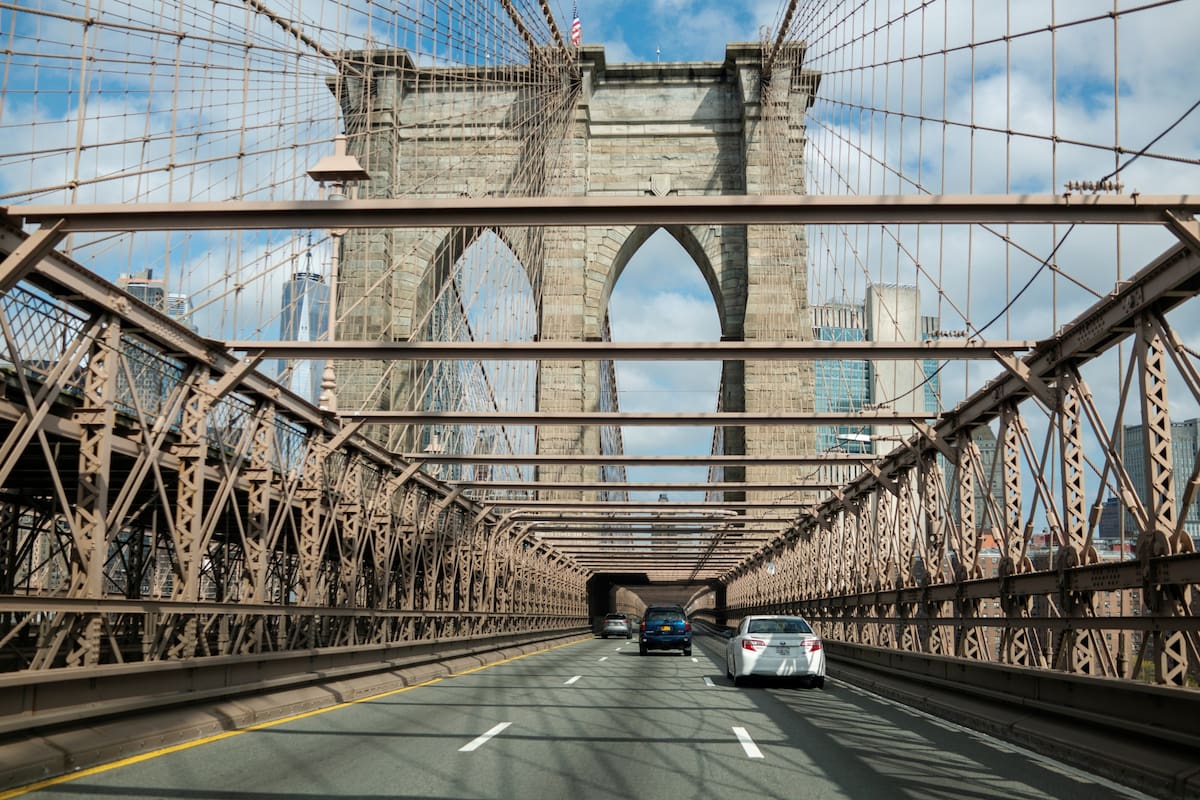Vehículos circulan en el puente de Brooklyn