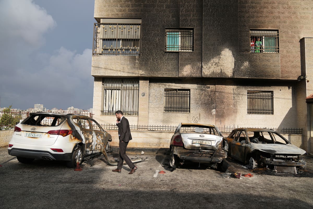 Vehículos dañados en un ataque de colonos judíos en las afueras de al-Bireh en Cisjordania, el 4 de noviembre del 2024. (AP foto/Nasser Nasser)