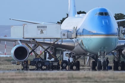 Vehículos de catering surten al Air Force One en la pista, mientras la caravana en la que viaja el presidente de Estados Unidos, Donald Trump, llega para dejar la cumbre de la OTAN, el miércoles 8 de julio de 2026, en el Aeropuerto Internacional de Ankara, Turquía. (AP Foto/Alex Brandon)