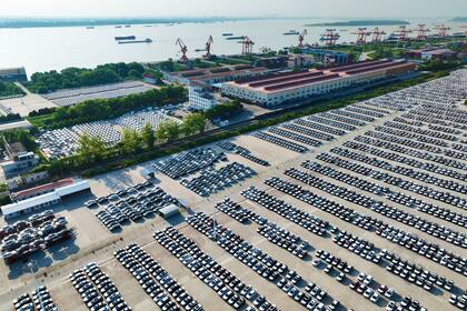 Vehículos de Chery Automobile esperan para ser embarcados en el puerto de Wuhu, en China