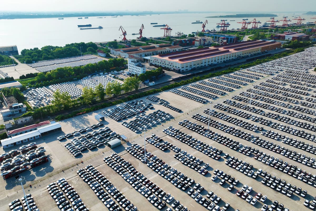 Vehículos de Chery Automobile esperan para ser embarcados en el puerto de Wuhu, en China