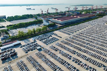 Vehículos de Chery Automobile esperan para ser embarcados en el puerto de Wuhu, en China