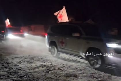 Vehículos de la Cruz Roja trasladan los ataúdes de exrehenes israelíes, tras ser entregados por Hamas