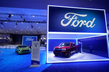 Vehículos de la marca Ford son exhibidos en el Auto Show de Los Ángeles, el jueves 18 de noviembre de 2021. (AP Foto/Marcio Jose Sanchez)