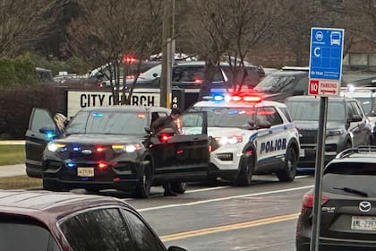 Vehículos de la policía llegan a la Escuela Cristiana Vida Abundante, en Madison, Wisconsin, ante el aviso de un tiroteo donde hubo varios muertos, el 16 de diciembre de 2024. (AP Foto/Scott Bauer)