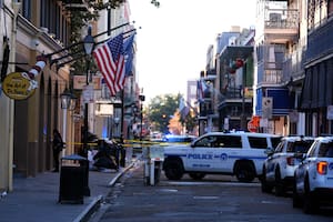 Vehículos de servicios de emergencias forman una barrera de seguridad para mantener otros vehículos fuera del Barrio Francés después de que un vehículo embistiera contra una multitud en el cruce de las calles Canal y Bourbon de Nueva Orleans
