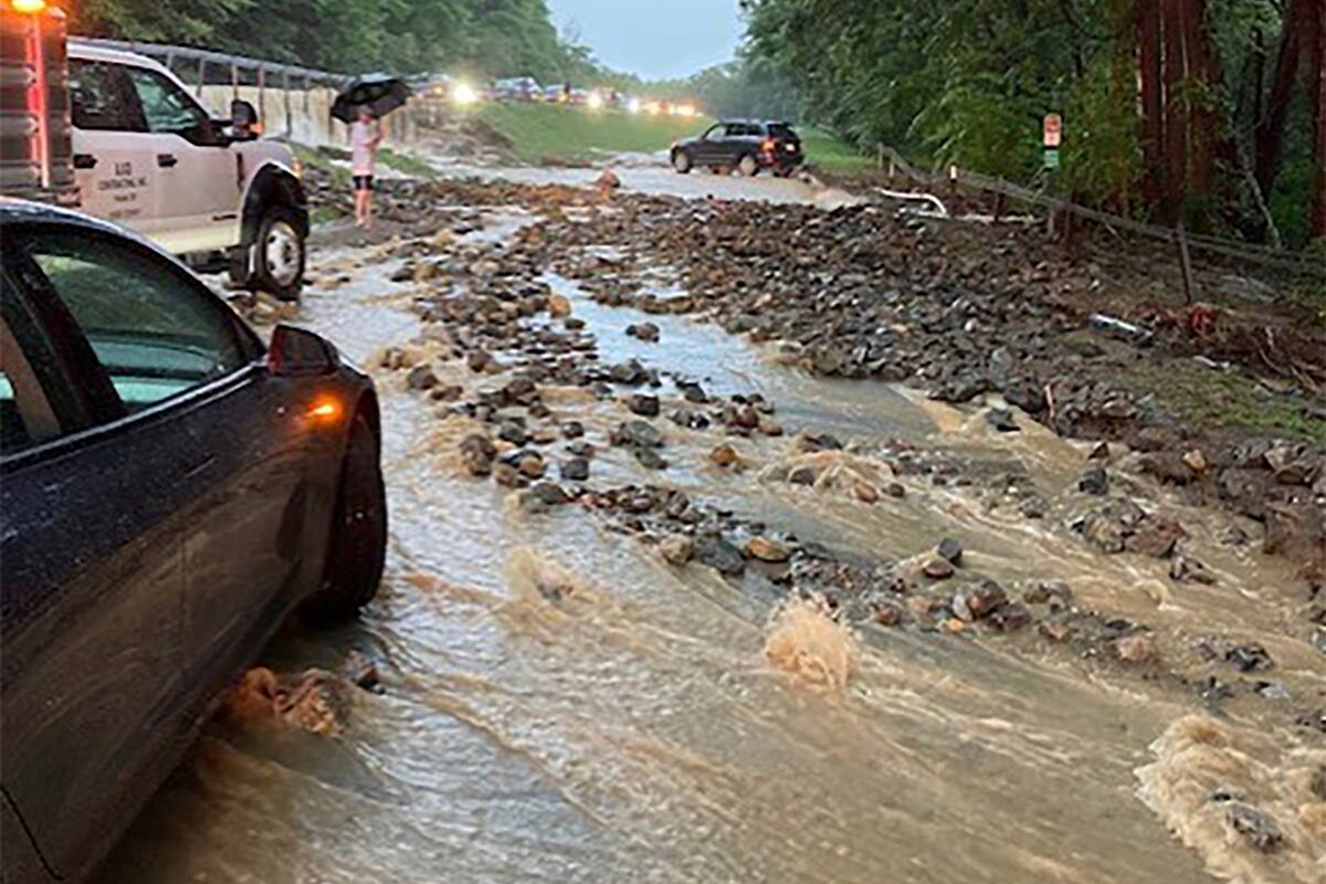 Vehículos detenidos cerca de un tramo de la autopista Palisades inundada y dañada por el agua junto al puente Bear Mountain, el domingo 9 de julio en el condado Orange, Nueva York (AP Foto/David Bauder)