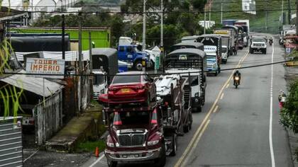 Vehículos detenidos el pasado 6 de mayo en una vía en Yarumal, departamento de Antioquía