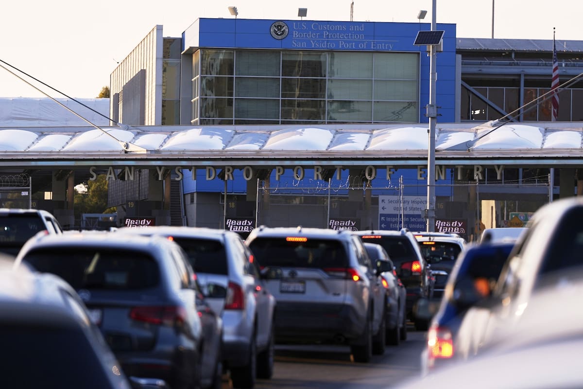 Vehículos esperan en filas para cruzar la frontera hacia Estados Unidos en el puerto de entrada de San Ysidro, en Tijuana, México